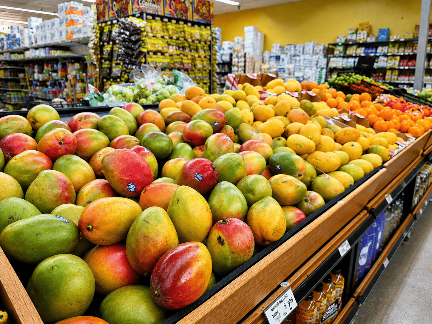 Variedad de frutas tropicales frescas: mangos, papayas, plátanos y más